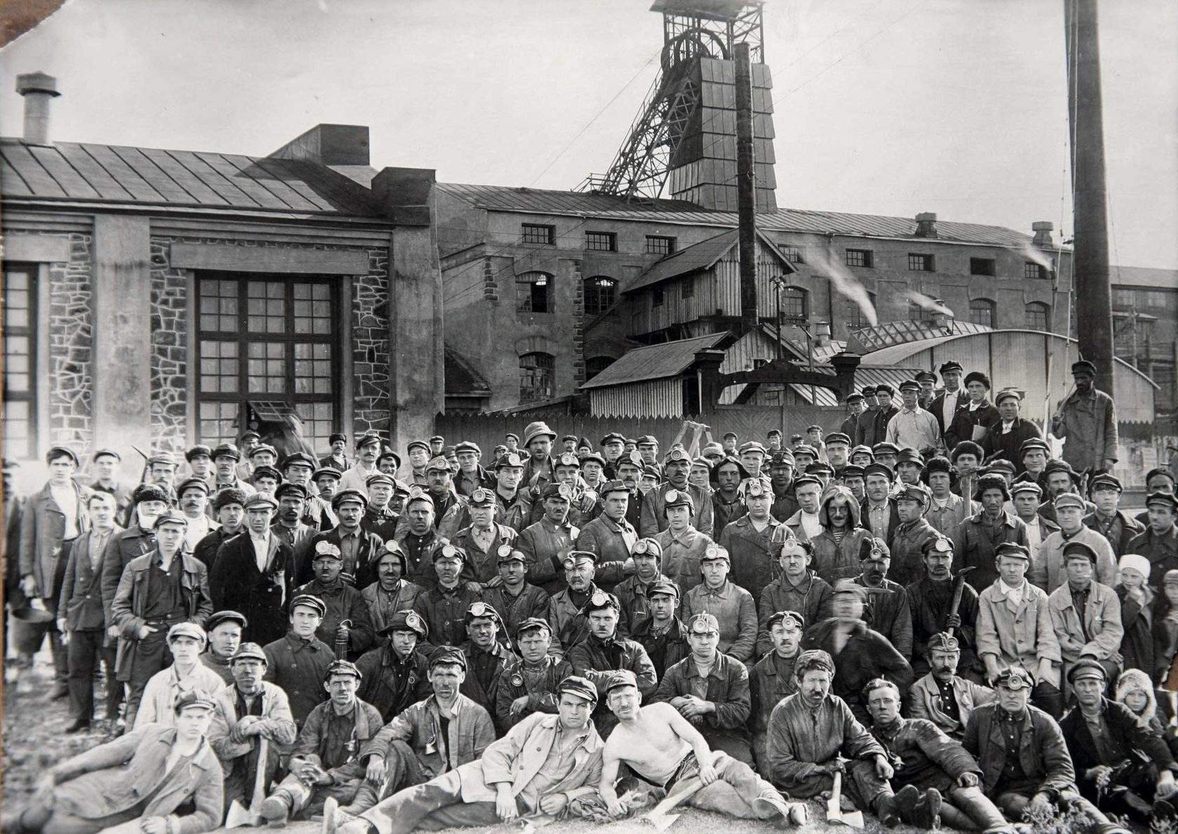 В 1920 г в городе. Автономную индустриальную колонию (АИК) «Кузбасс». Шахта Центральная Кемерово. Автономная Индустриальная колония Кузбасс Кемерово. Куз бас автономная Индустриальная колония.