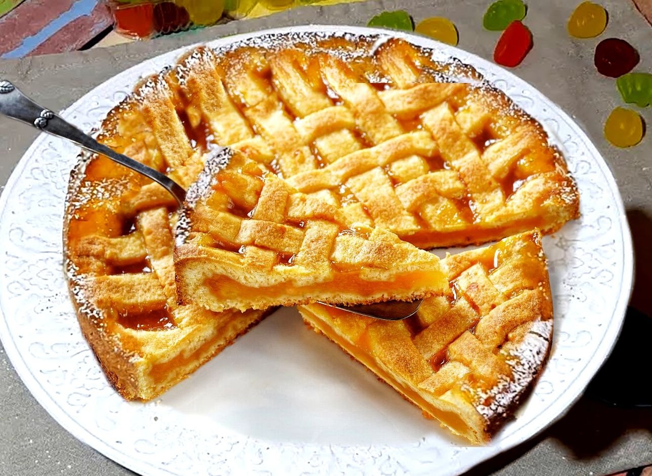 Сладкие пироги из дрожжевого теста. Пирог два теста. Яблочная жизель пирог. Слоеные пироги. Пирог два теста.