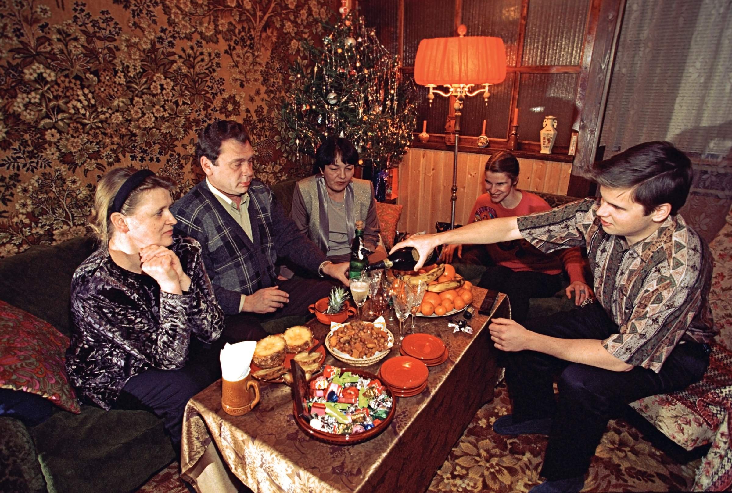 Застолье в 90-е годы. Новогоднее застолье в СССР. Советский новогодний стол. Новогодний стол 90-х