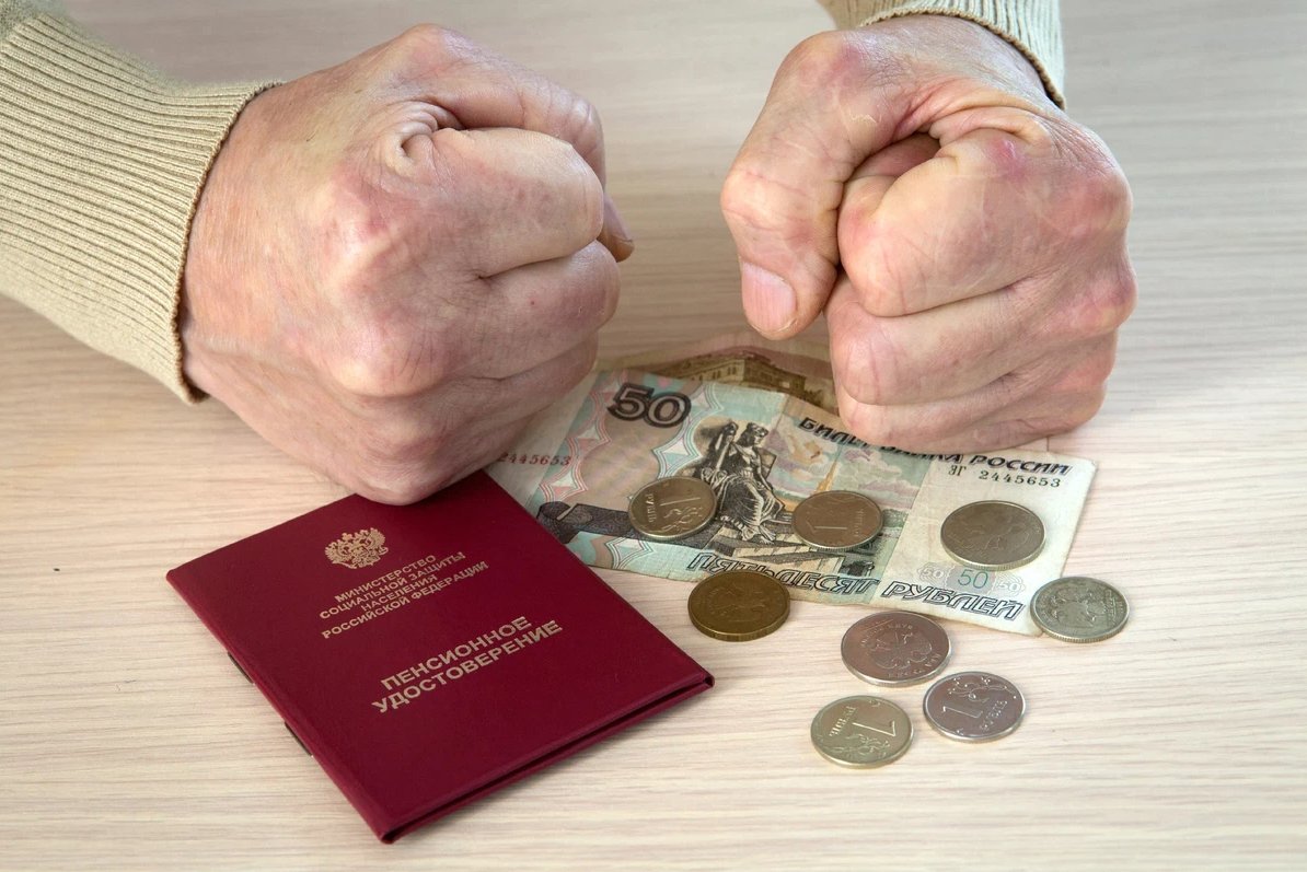 Выплаты работающим пенсионерам. Повышение пенсии в 2022. Повышение пенсии с 1 июля 2022. Повышение пенсий в июле. Пенсия по годам.