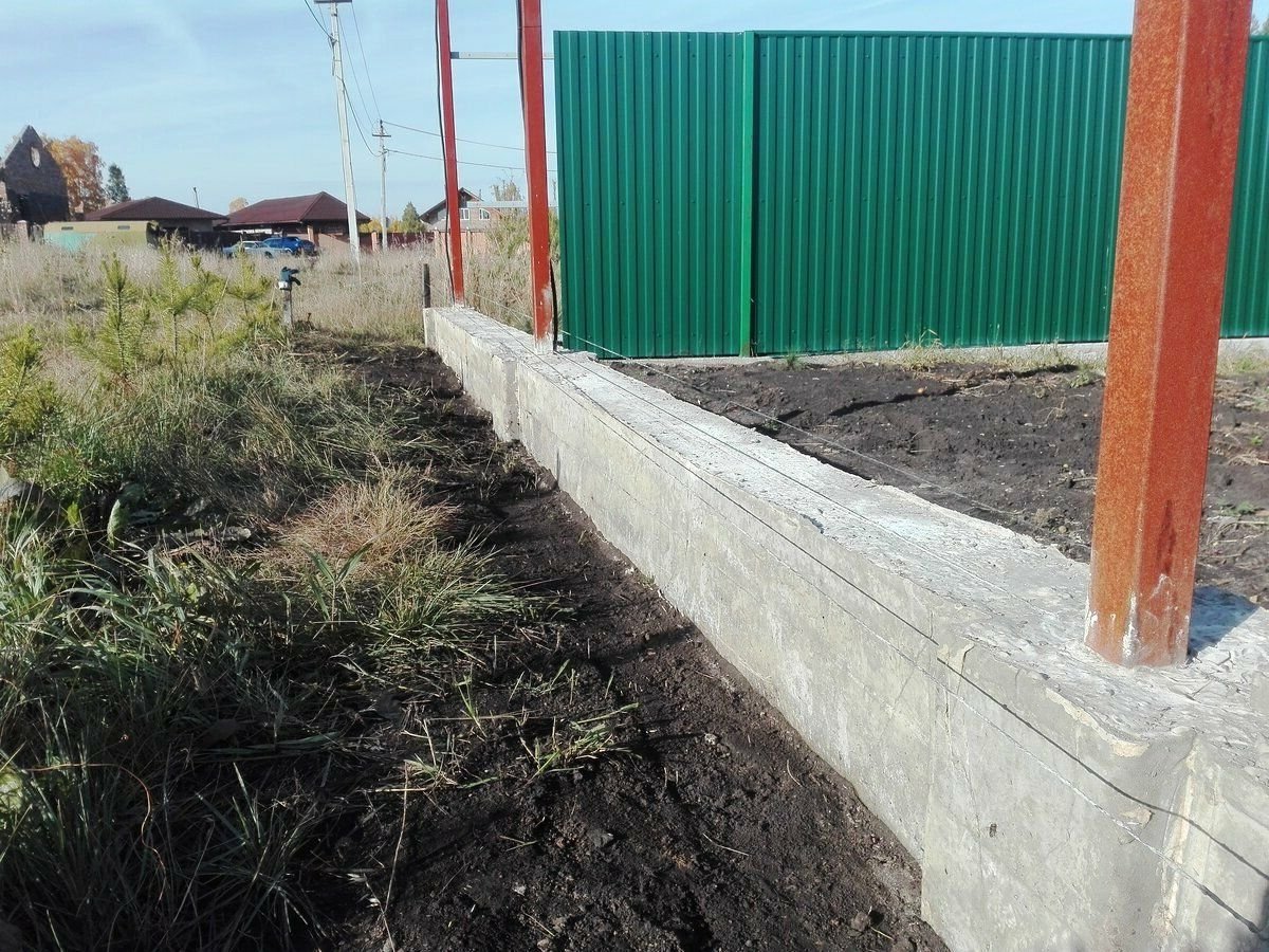 Бетонировать ли столбы под забор из профнастила