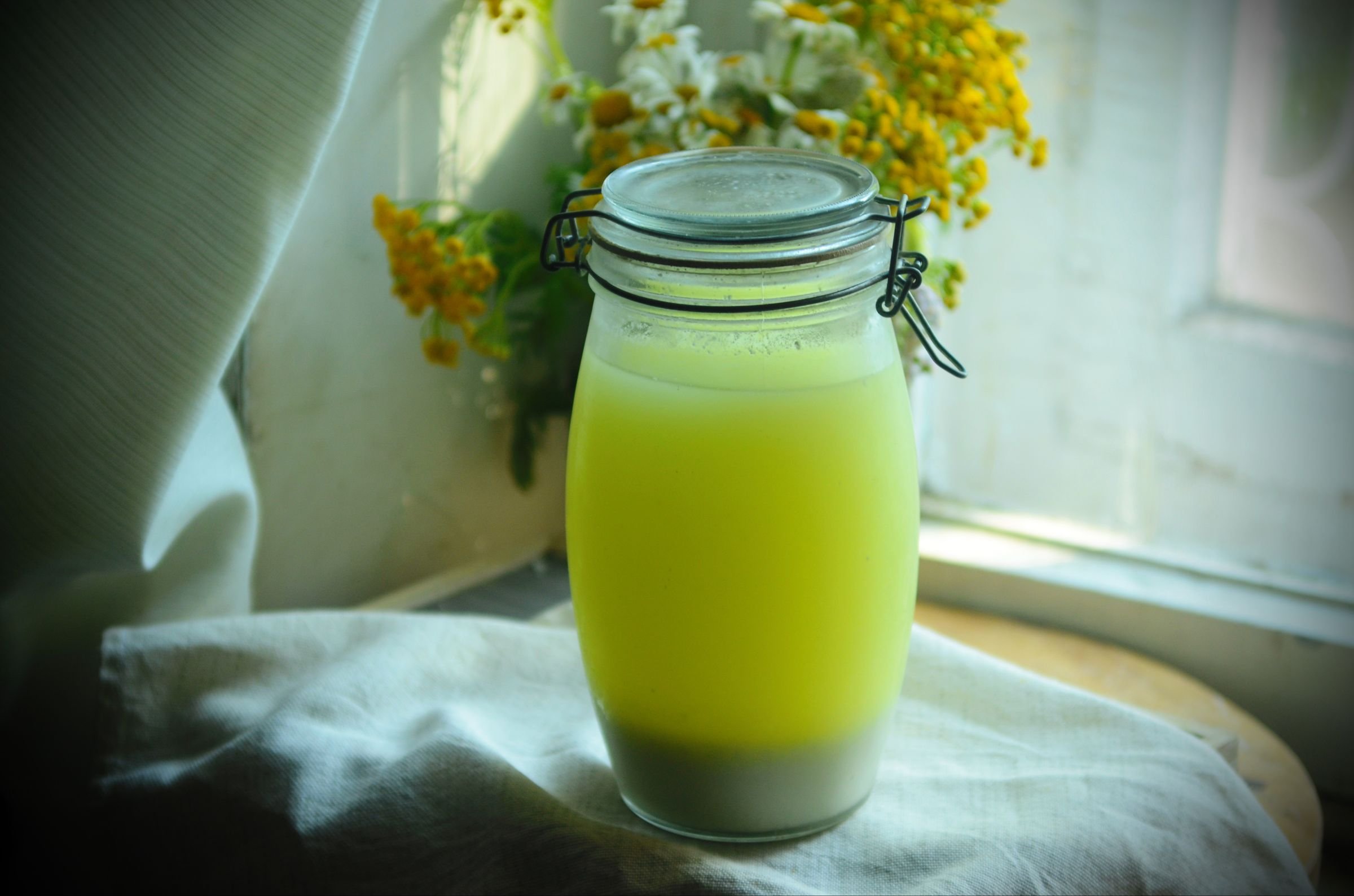 Продукты с молочной сывороткой. Чем полезна молочная сыворотка. Сыворотка из творога. Творог с сывороткой. Чем полезна молочная сыворотка для организма человека.