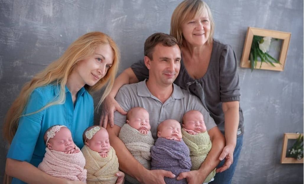 Семья пятеро детей. Клеверин андрей ирина. Семья меркуловых пятерняшки. Оксана кобелецкая пятерняшки. Отец пятерых детей.