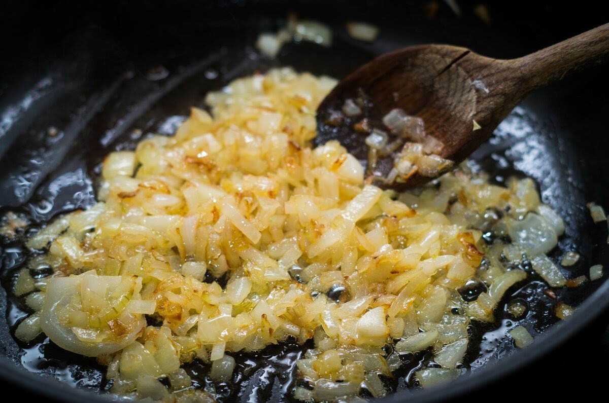 лук жареный. обжарить лук до коричневого цвета. пассерованный лук. лук репчатый пассерованный. обжаренный лук.