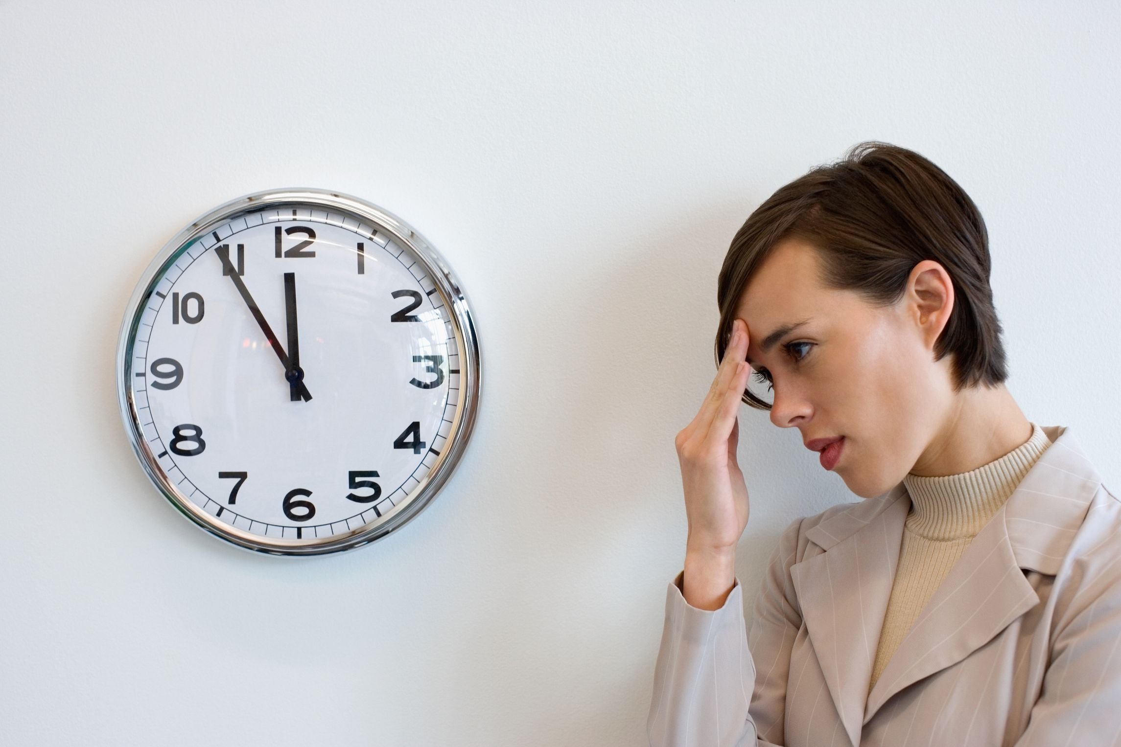 Человек нервничает. Море вас ждёт. Волнение ждущего. Подавленный человек. Волнение ждущего.