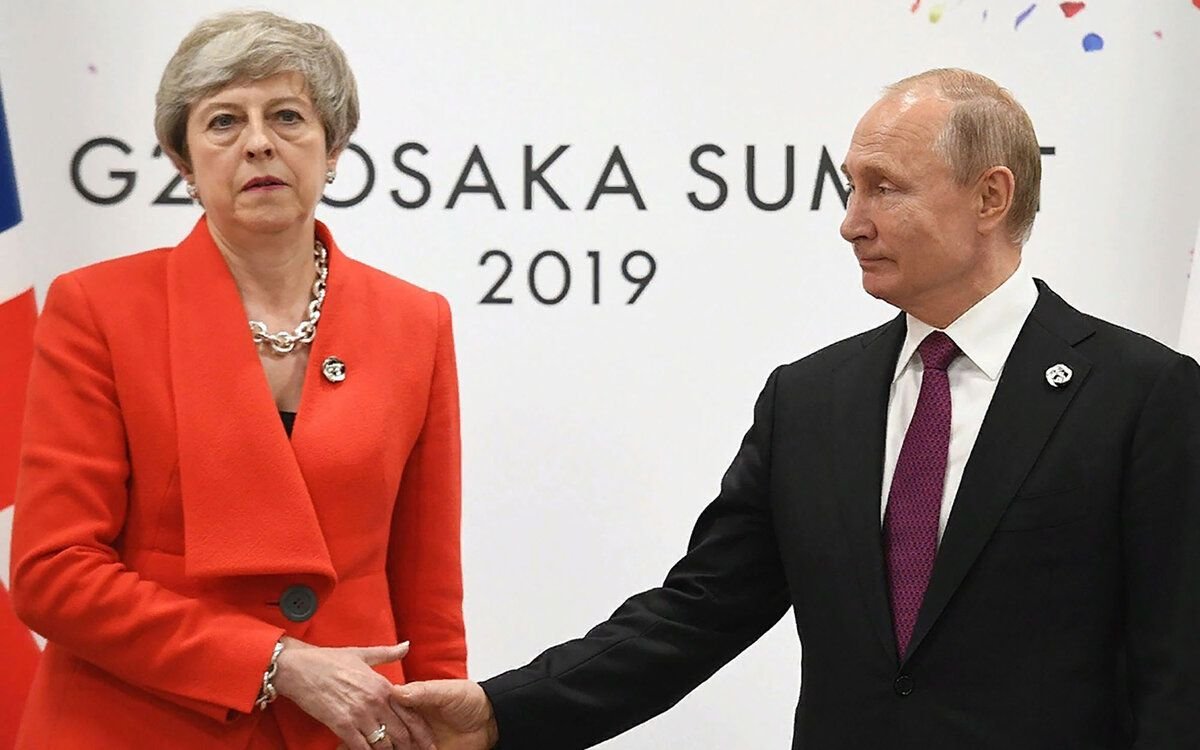 Тереза Мэй пожимает руку Путину
