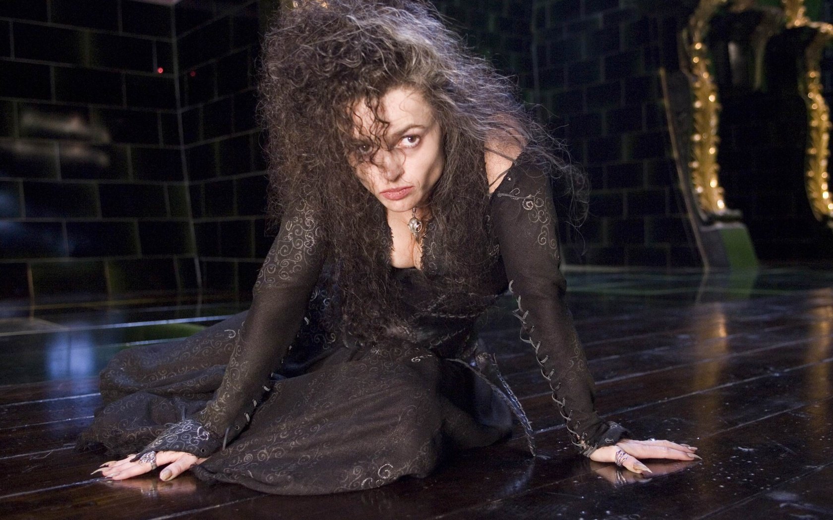 Bellatrix lestrange. Хелена Бонем Картер Беллатриса. Гарри Поттер Беллатриса Лестрейндж. Хелена Бонем Картер бел. Хелена Бонем Картер Гарри Поттер.