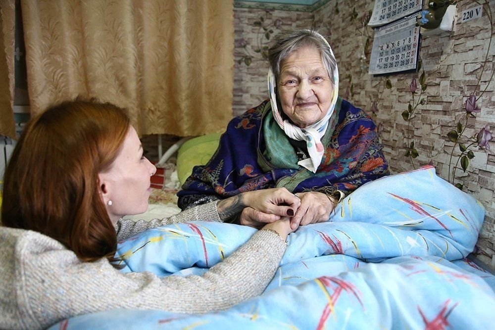 Человек берущий интервью у пожилого.