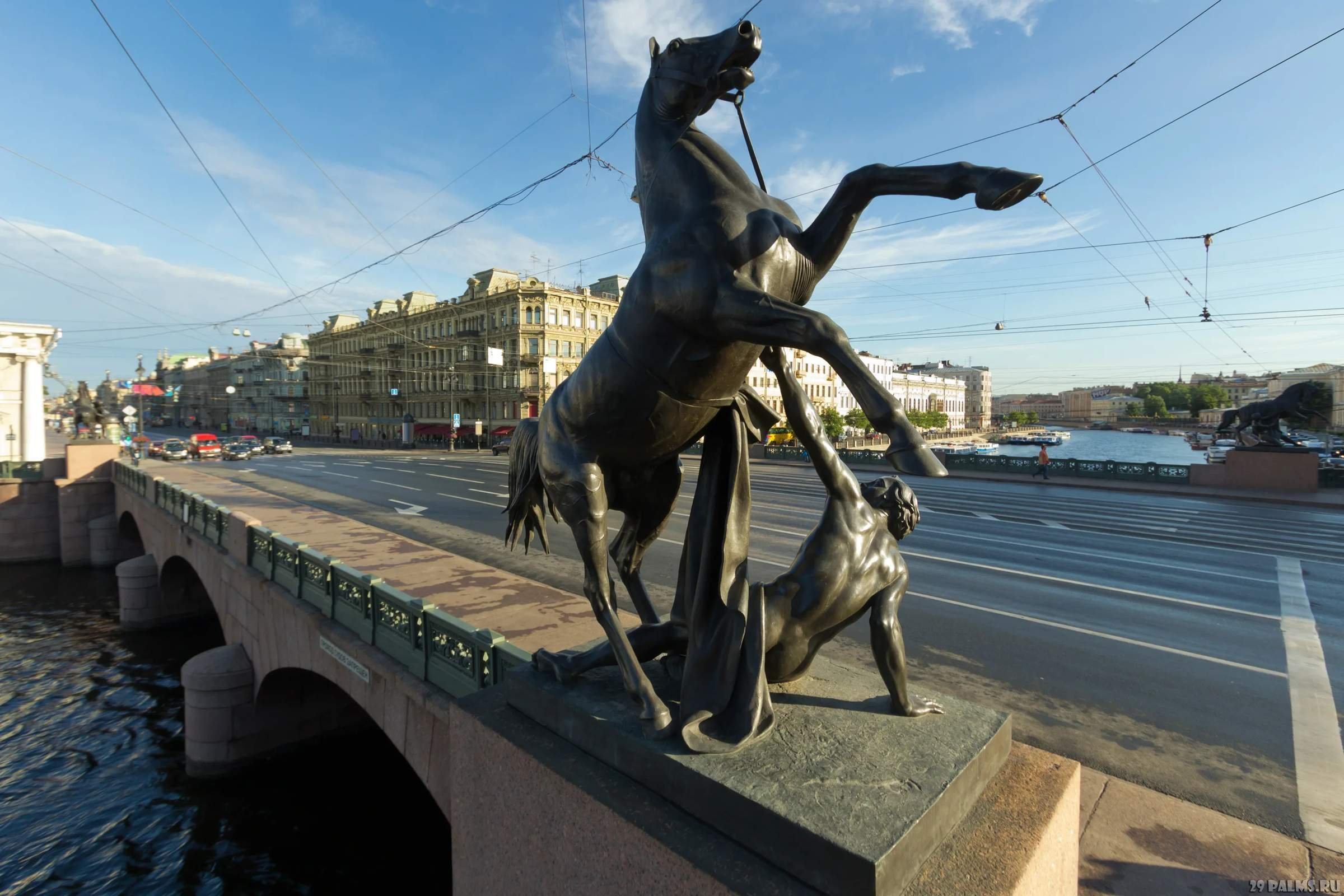 лицо под хвостом коня на аничковом мосту