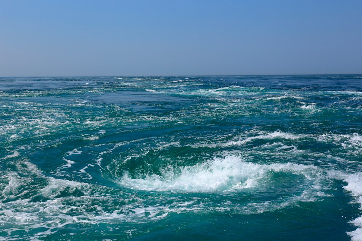 Течение в море. Москстраумен водоворот. Водоворот Мальстрем. Водоворот Мальстрем в норвежском море. Водоворот Гольфстрим.