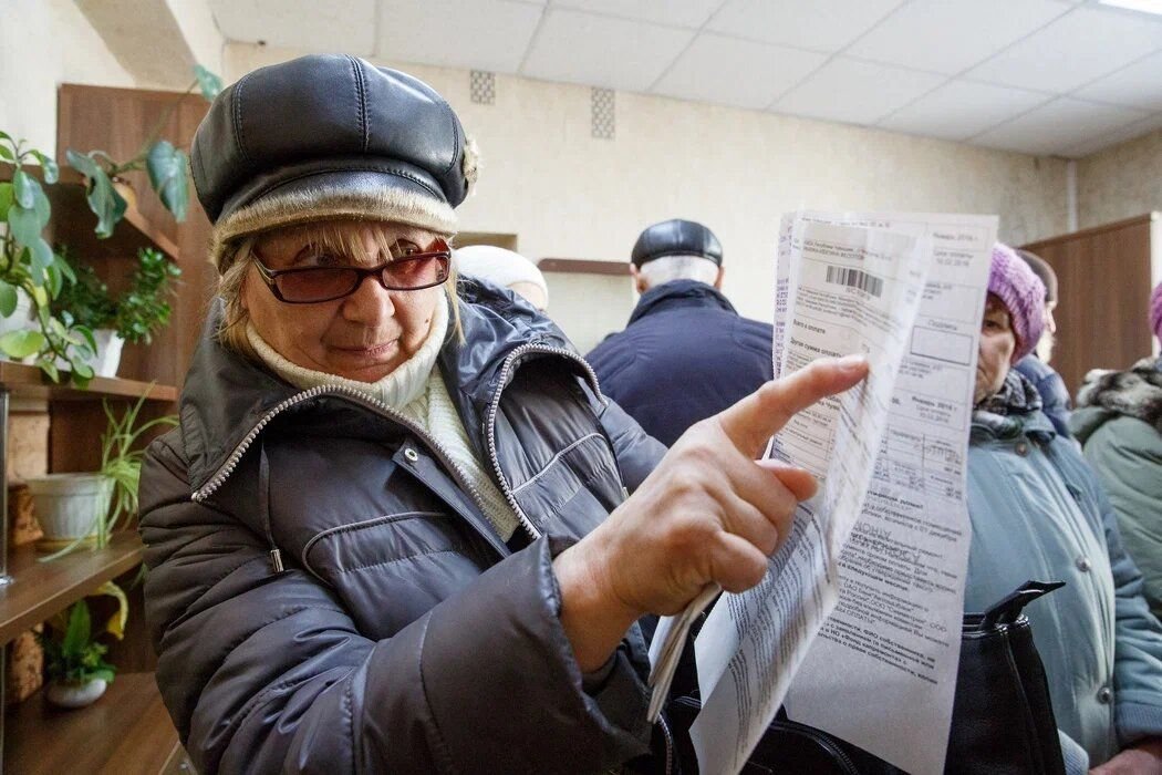Льготы на жкх. Пенсионеры ЖКХ. Человек с квитанцией ЖКХ. Льготы ЖКУ. Платежи за ЖКУ.