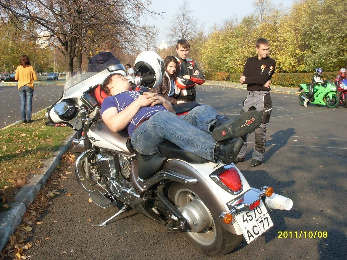 Спит с мотоциклом