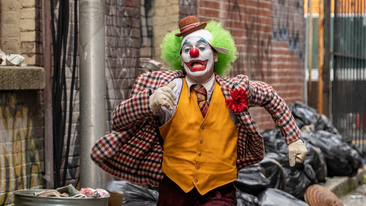 Big clown. Джокер 2019. Клоун с зелеными волосами из фильма.