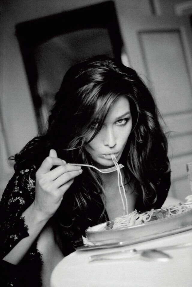 лана роудс. темноволосая девушка. девушка в кафе ест десерт. черная икра девушка. алла бергер.