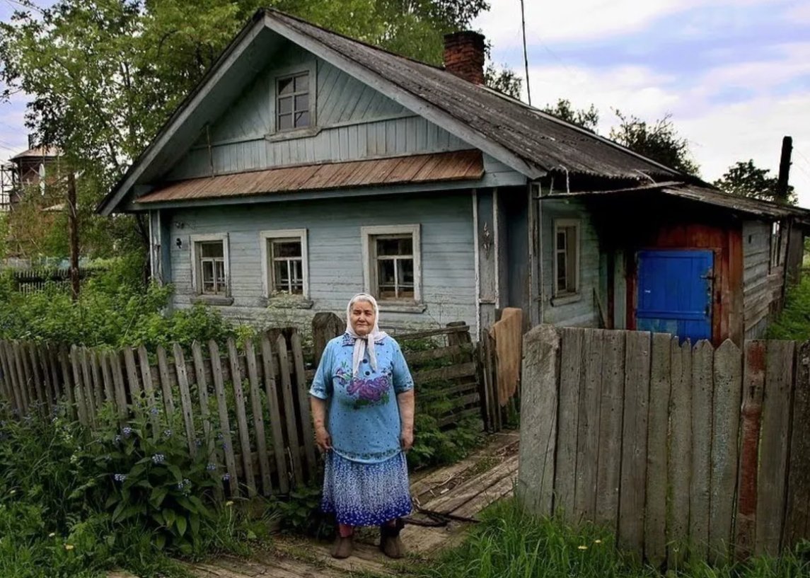 Жизнь старше земли. Деревенский дом. Деревенская бабушка. Деревенский домик у бабушки. Домик в деревне бабушка.