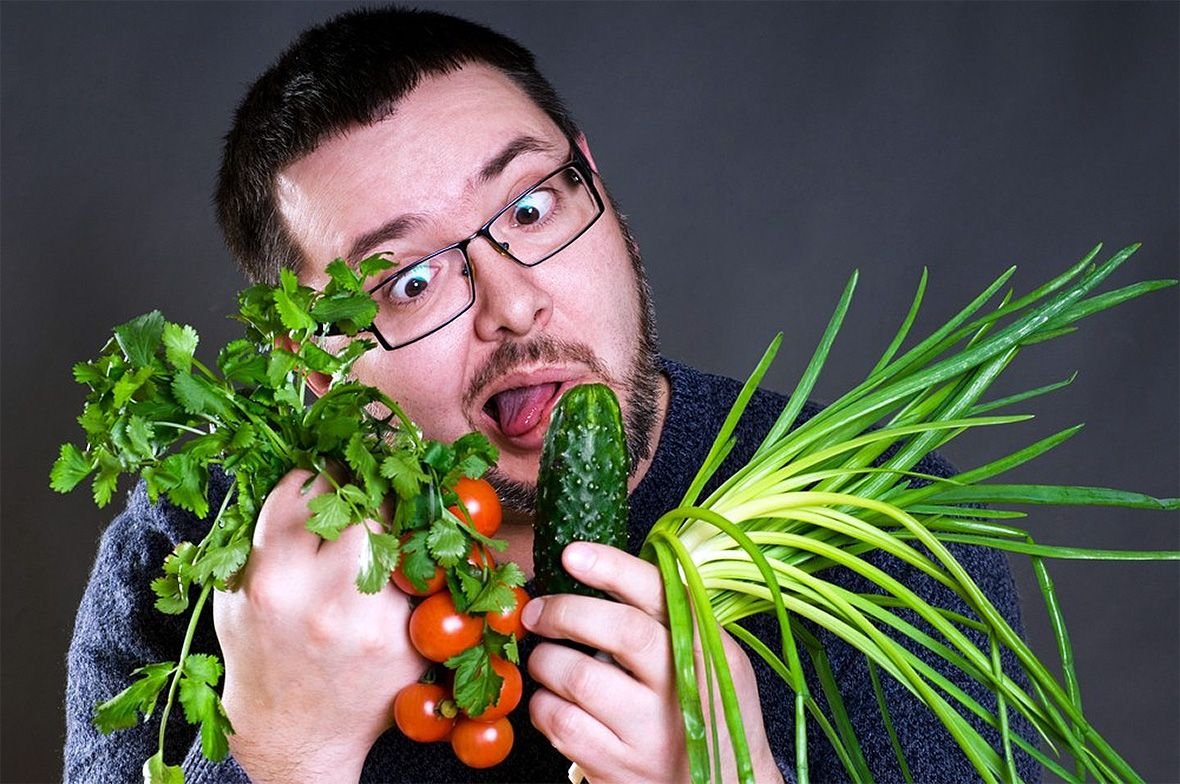 Почему люди овощи. Мужчина с овощами. Мужчина с фруктами. Человек ест овощи и фрукты. Человек овощ.