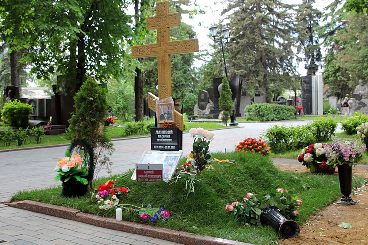 Василий лановой могила памятник фото