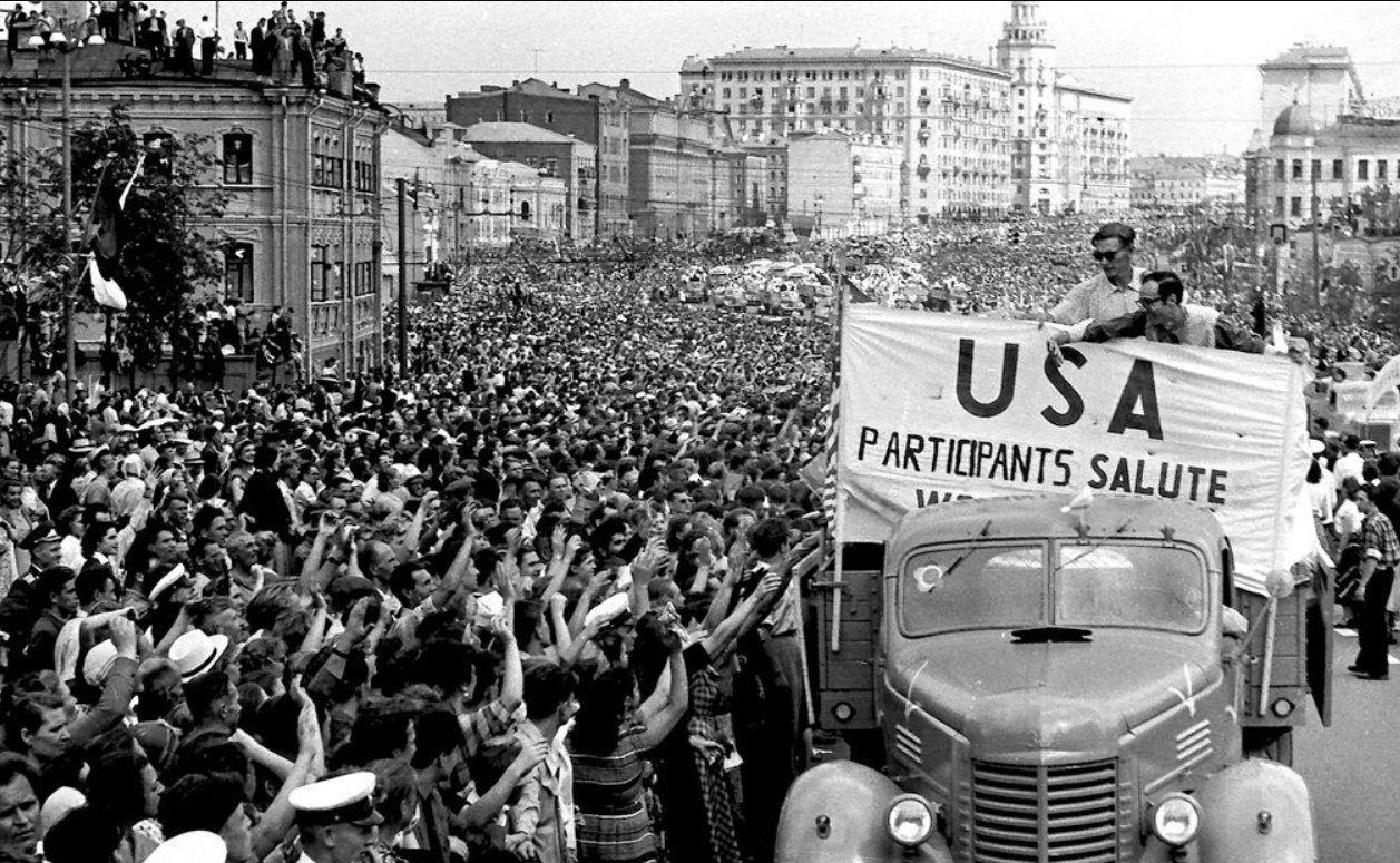 Советский проходить. Всемирный фестиваль молодёжи и студентов в Москве 1957. Vi фестиваль, Москва 1957. Молодежный фестиваль в Москве 1957. Vi Всемирный фестиваль молодежи и студентов в Москве.