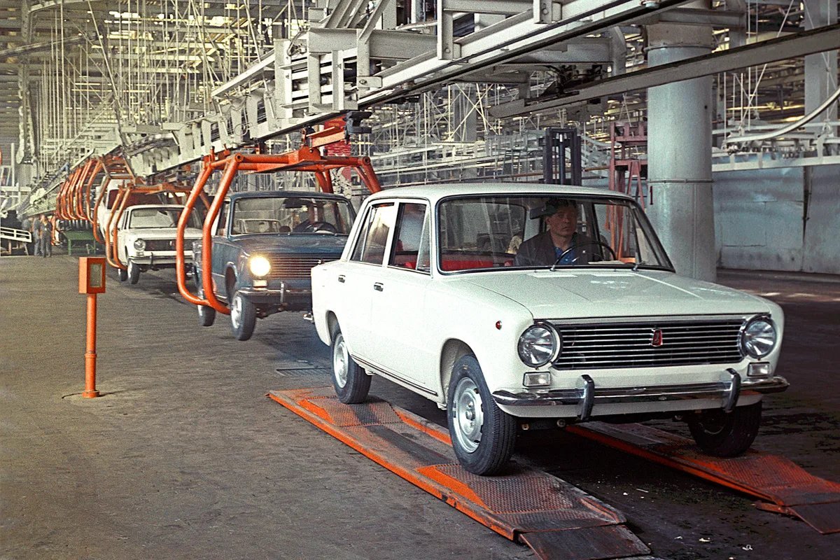 Первая машина лады. ВАЗ 2101 на конвейере. ВАЗ 2101 Жигули с завода. Волжский автозавод ВАЗ-2101. Волжский автомобильный завод в Тольятти 1966.