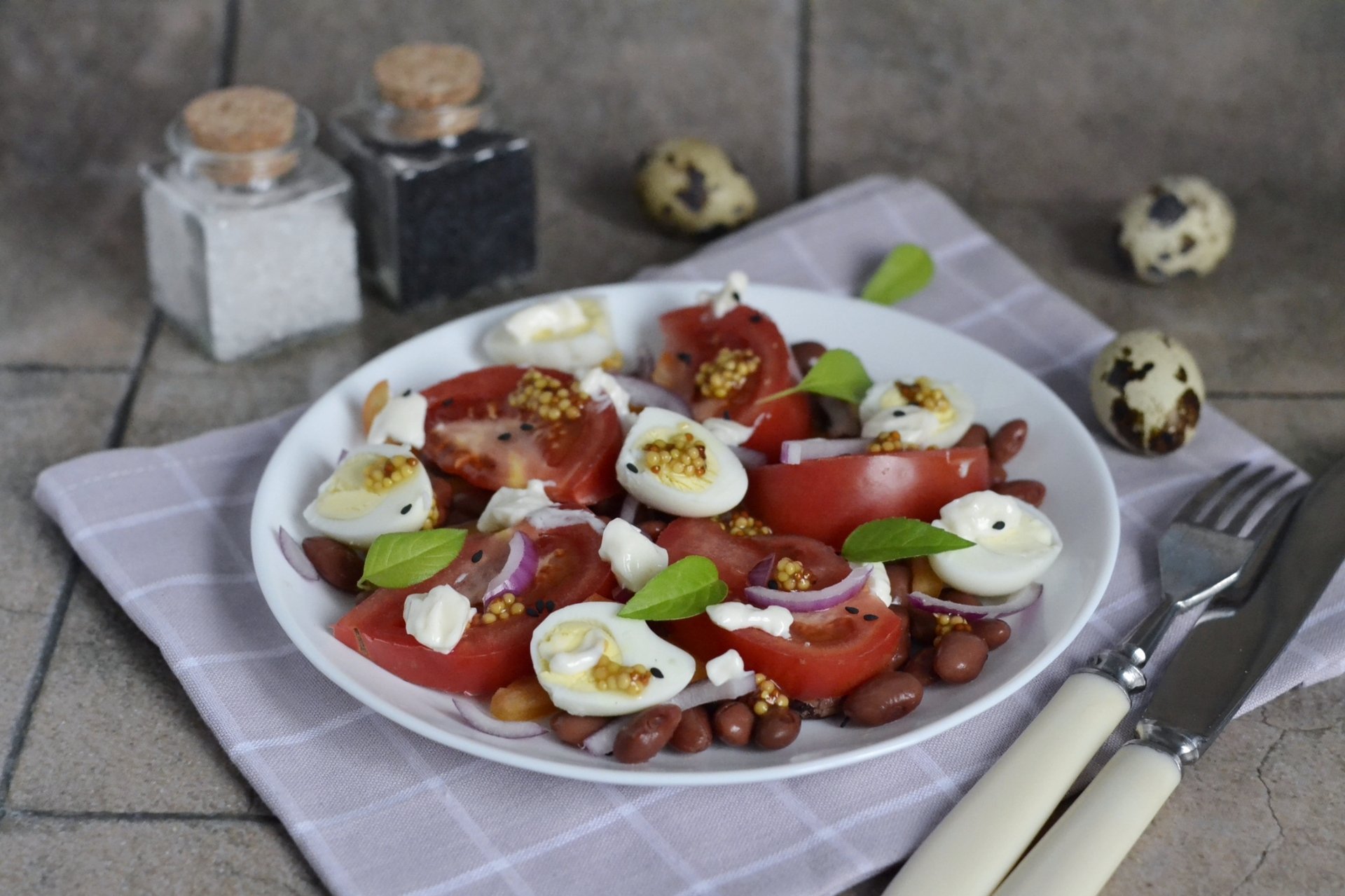 Салат с индейкой и перепелиными яйцами