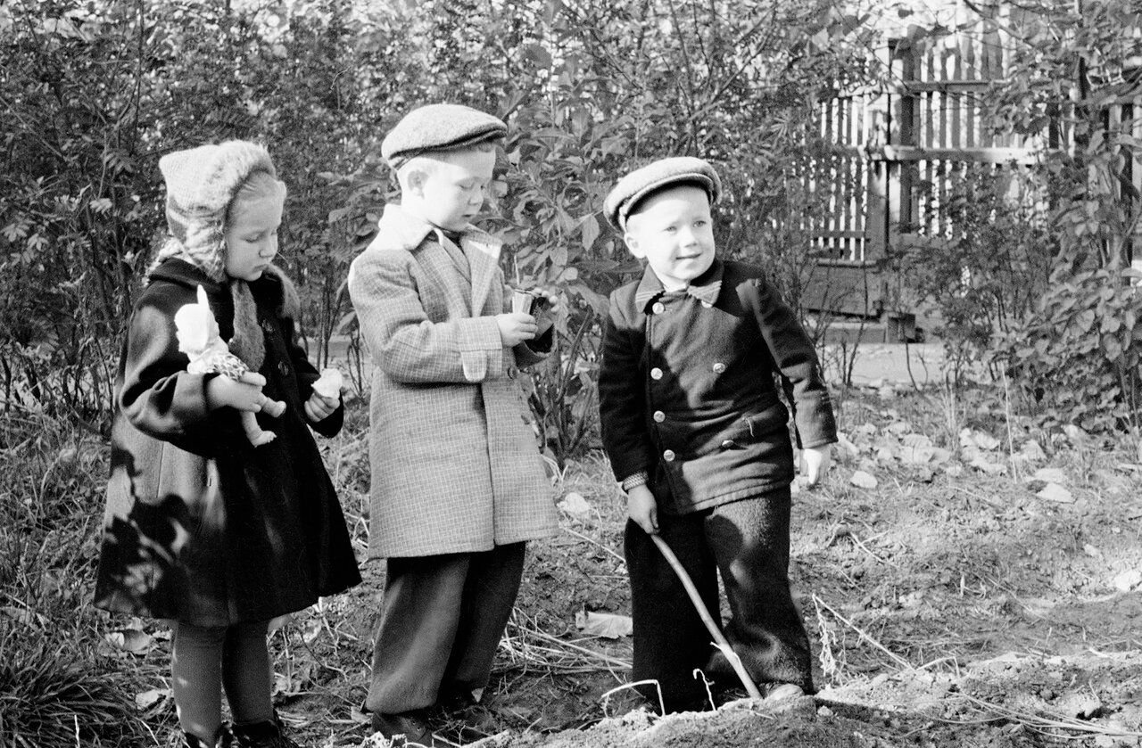 Ну детство. Одежда мальчиков 50-х годов. Дети 1940 года одежда. Одежда детей военных лет. Одежда советских детей.