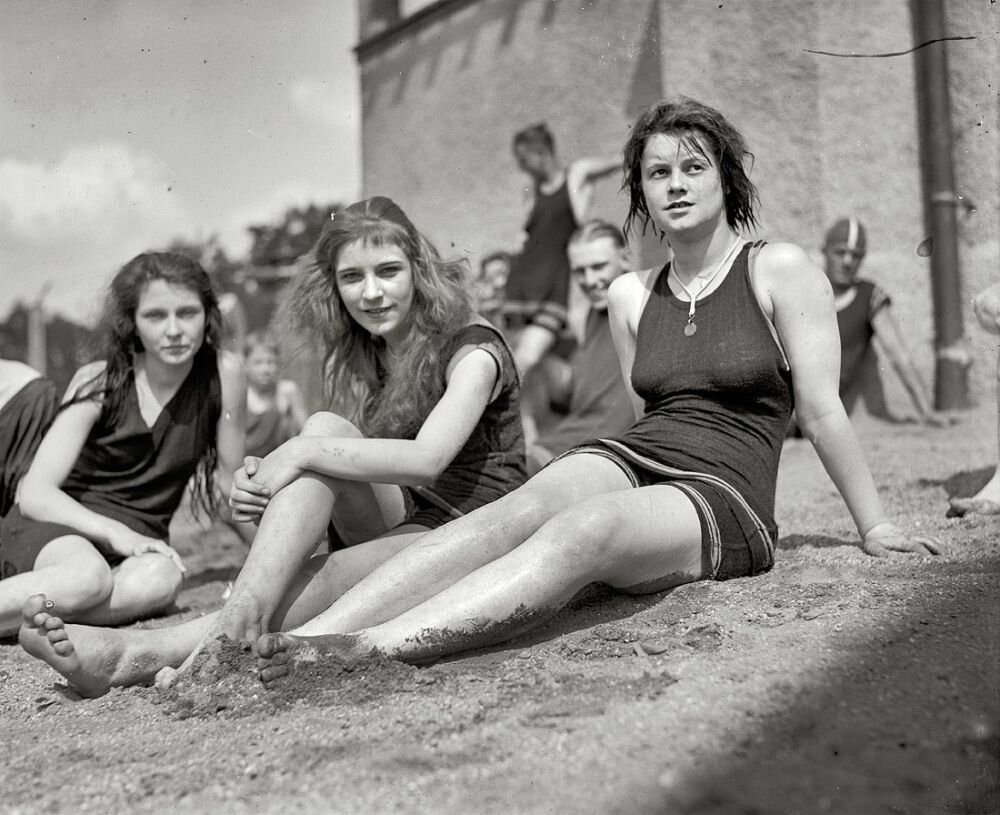 Советские девочки. Красивые девушки СССР. Красивые советские женщины. Ноги советских женщин. Молодежь середины 20 века.