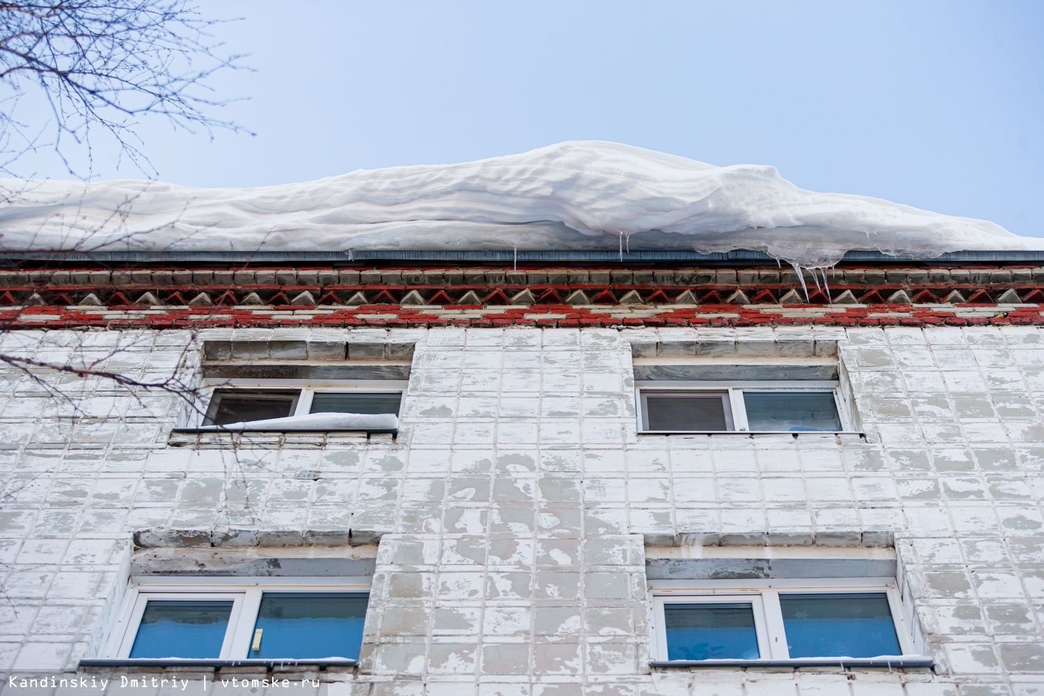 Снег на крыше пятиэтажки