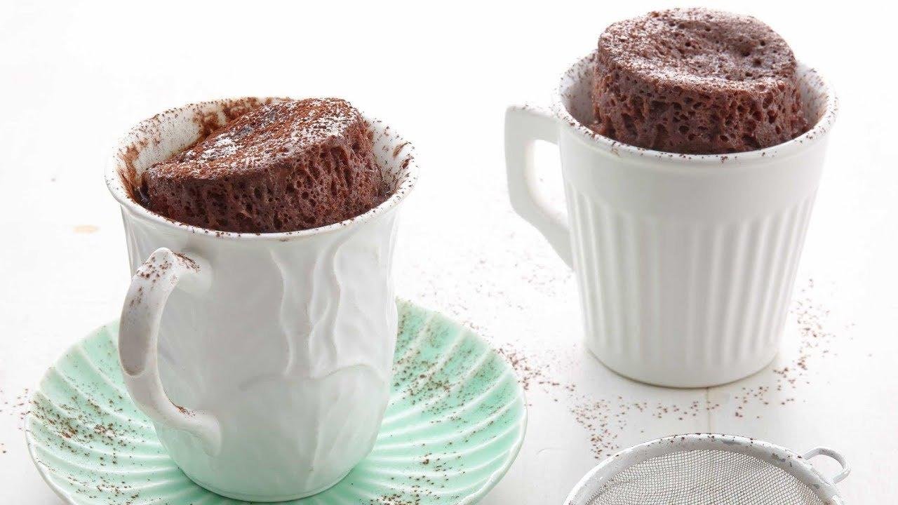 Десерт в микроволновке. Шоколадный кекс в микроволновке за 5 минут. Кекс в чашке. Шоколадный кекс в кружке. Шоколадный кекс в микроволновке в кружке.