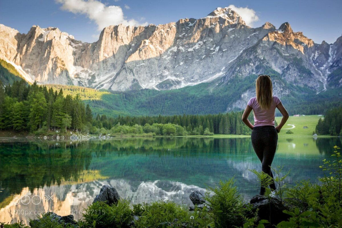 Лучше красота. Красивая девушка в горах. Фотосессия в горах летом. Красивая женщина в горах. Человек на фоне горного пейзажа.