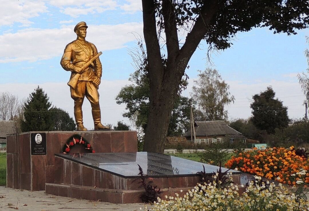 Памятник летчику В. Л. Дегтяреву в Брянской области