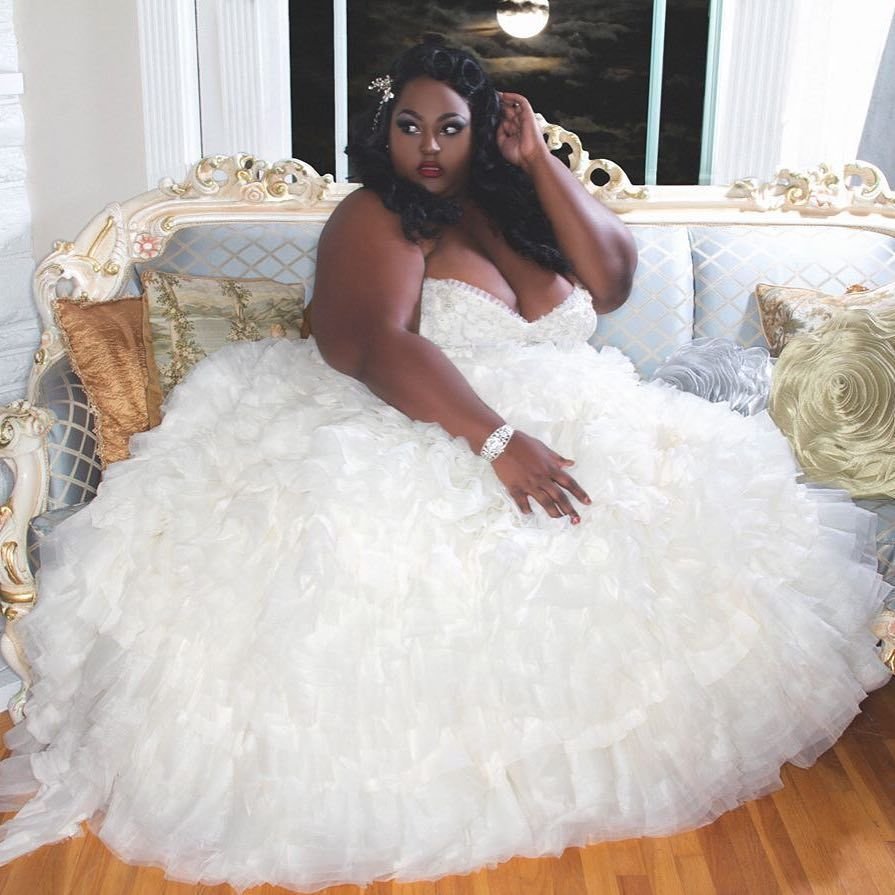 Толстая темнокожая. Темнокожая в свадебном платье. Свадебное платье для негритоски. Свадебные платья для толстых.