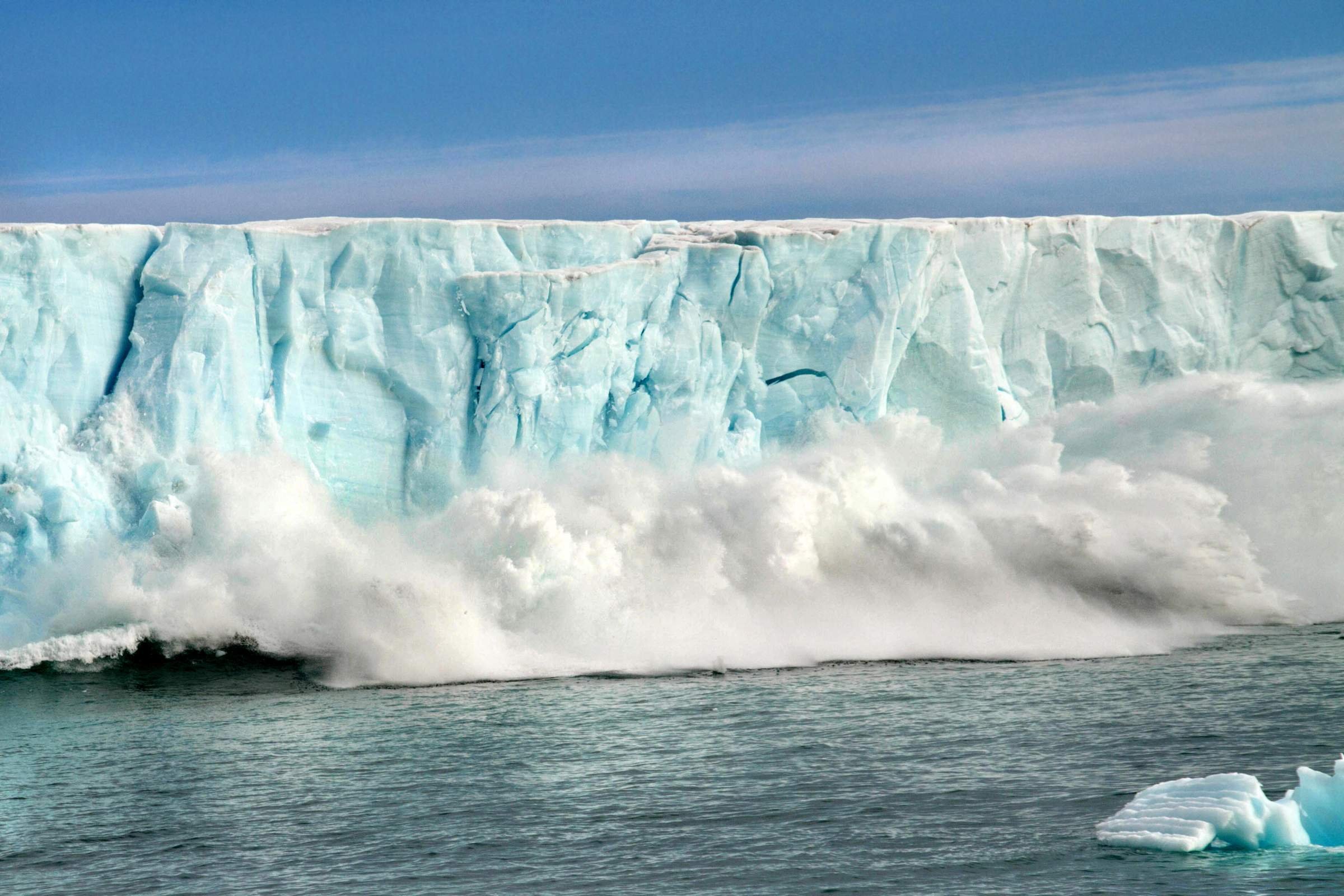Изменение климата планеты земля. Таяние ледников в Арктике. 1глобпдьное потепление. Глобальные потрепление. Глобальное потепелени.