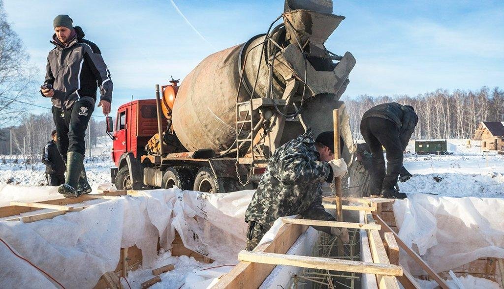 Траншея под фундамент зимой