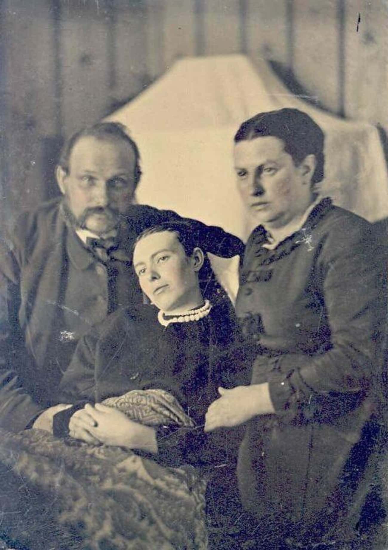 Фото мертвых людей 19 века с нарисованными глазами