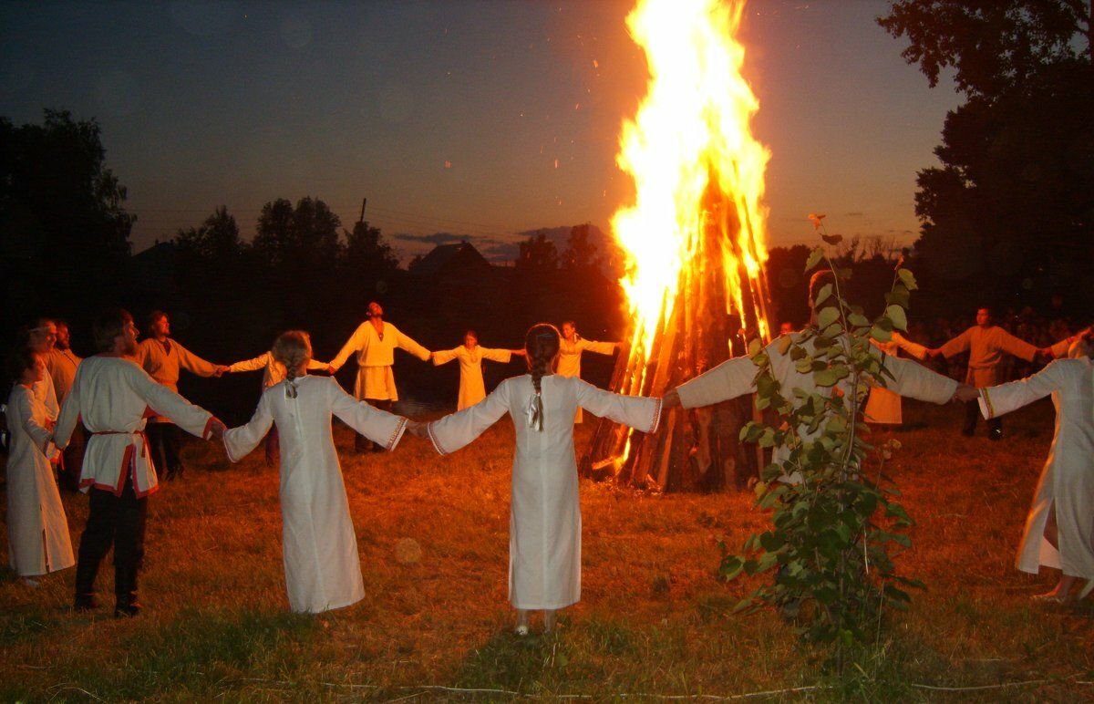 праздник ивана купалы праздник летнего солнцестояния. ивана купала летнее солнцестояние. аграфена купальница. с праздником ивана купала. обряд купание.