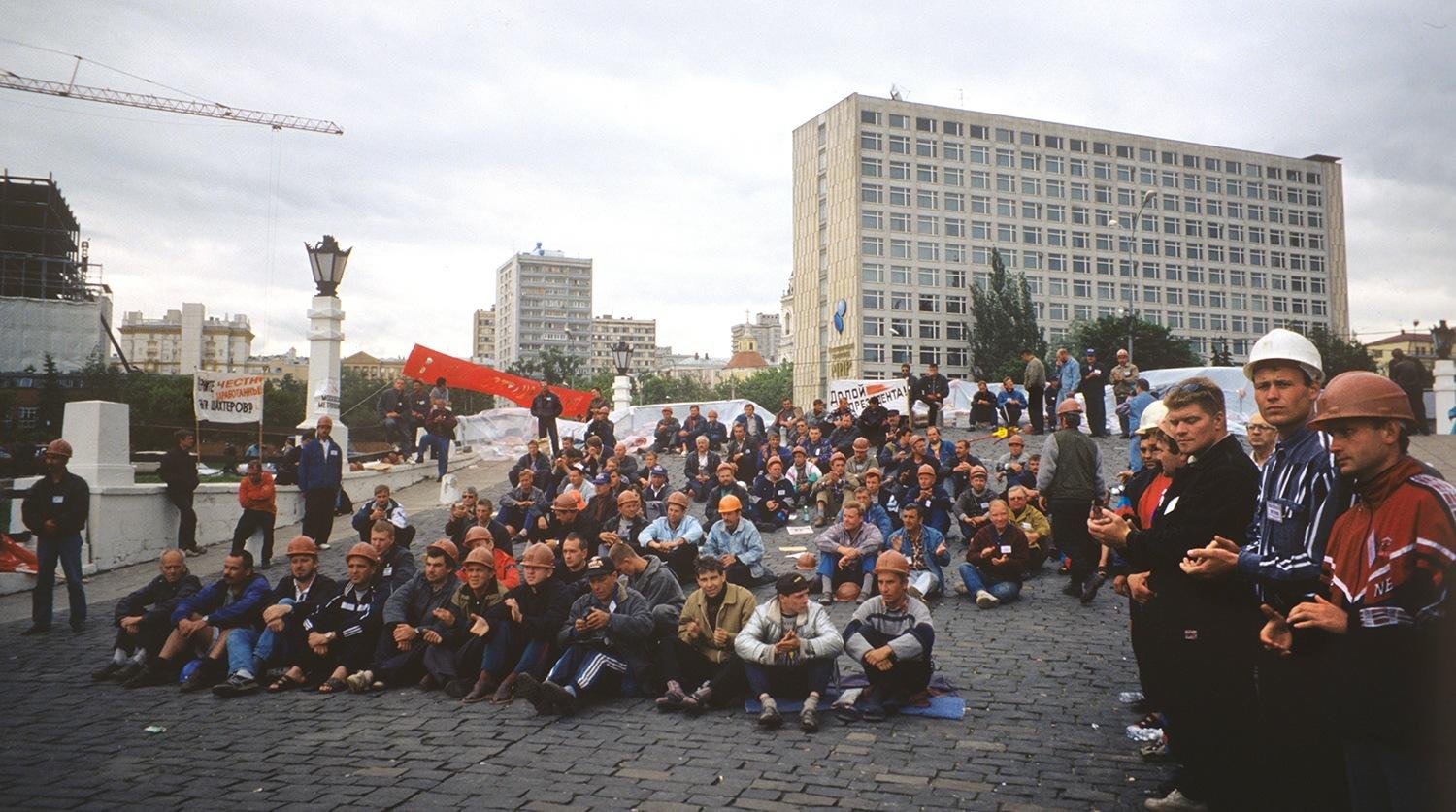 1990 х гг. Забастовка Шахтеров 1998 горбатый мост. Забастовки Шахтеров в Москве 1990 годы. Шахтеры на горбатом мосту 1998. Забастовки Шахтеров в России 1998 на горбатом мосту.