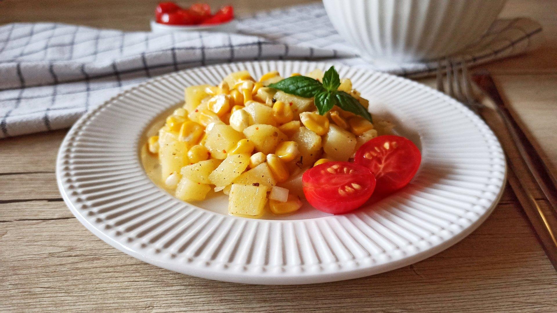 Жареный картофель с курицей. Курица с кукурузой. Салат с картошкой и кукурузой. Жареная картошка с кукурузой. Салат из кукурузы и картофеля.