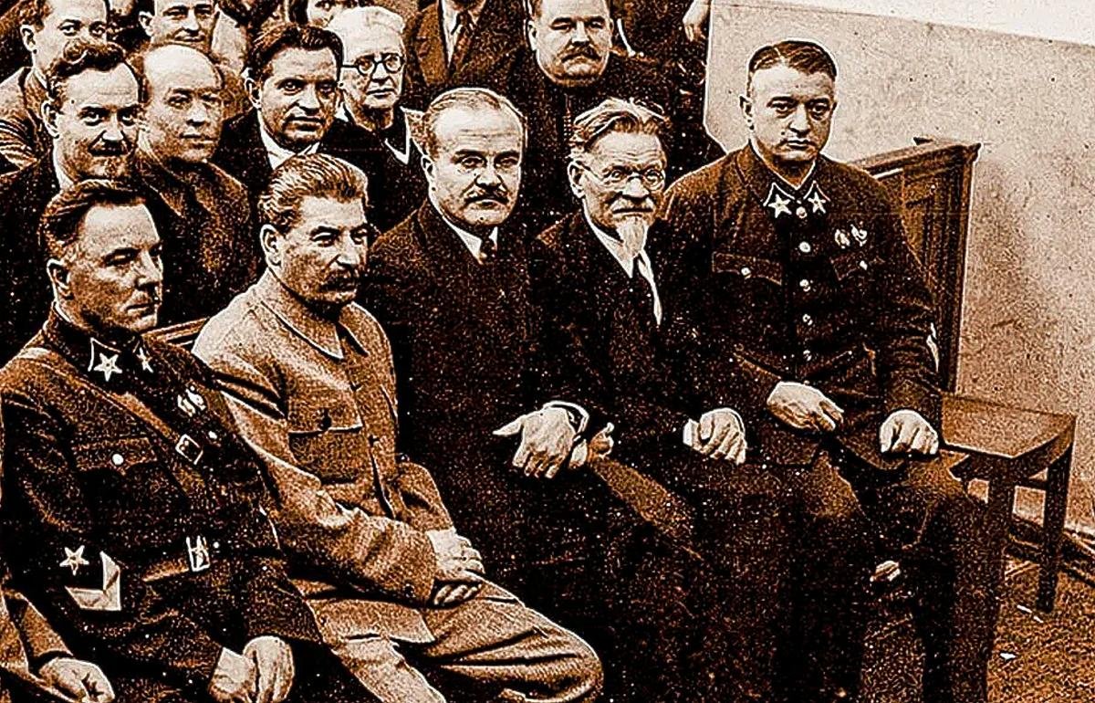 Сталин 1937 год. Тухачевский 1937. Репрессии 1937 года Тухачевский.