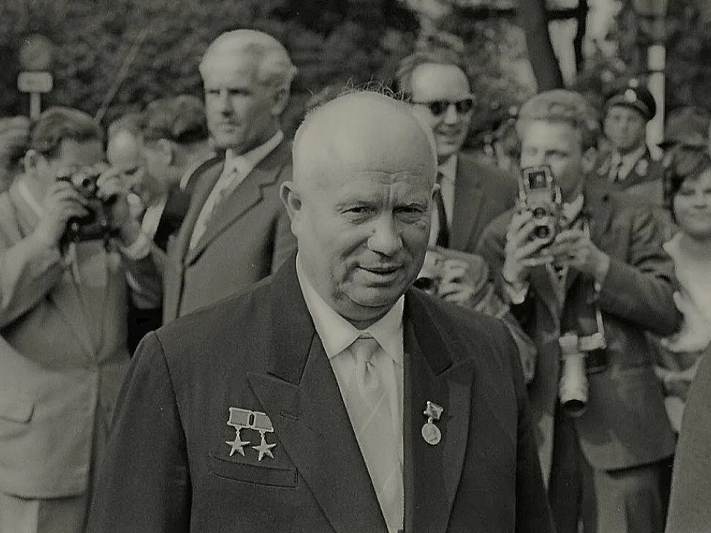 Хрущев вокзал калининград 1964. Хрущев 1957. Хрущев в калининграде. Южный вокзал кенигсберг. Хрущев визит во францию 1960.