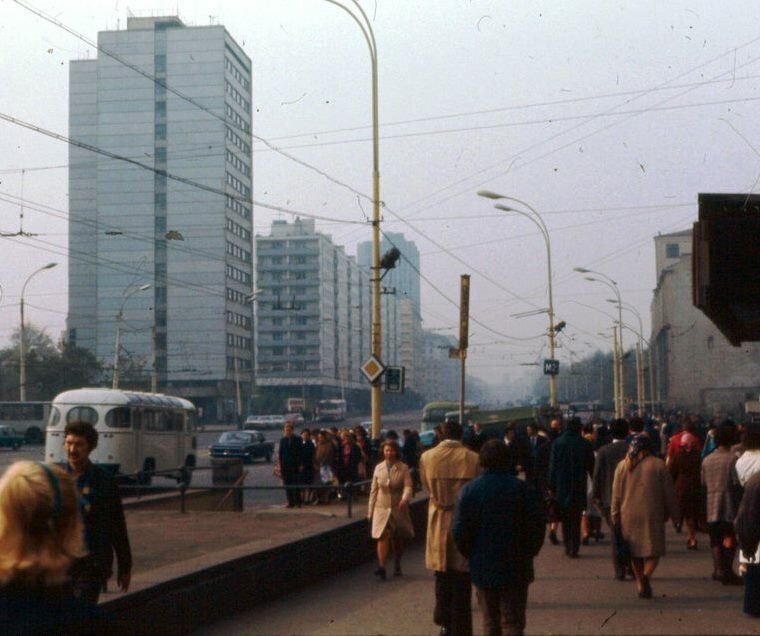 Москва 1975. Ленинский проспект 1975 Ленинград. Октябрьская площадь Ленинский проспект в 70-х. Москва Ленинский проспект Октябрьская площадь. Фото Ленинский проспект в 1975 году.