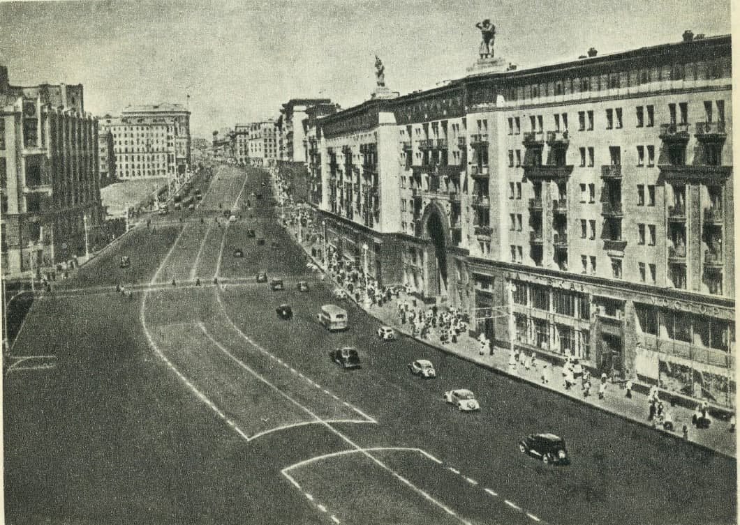 Перенесли здание. Перенос зданий в Москве на Тверской 1939. Дом Сытина в Москве на Тверской передвигали. Расширение Тверской улицы в Москве. Расширение улиц в Москве 1935.