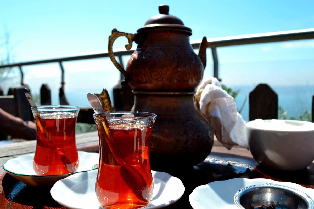 Турки пьют чай. Армуд Стамбул. Сабахын хейир. Баку чай армуды. Традиционный турецкий чай.