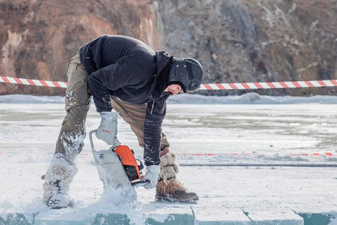 бензопила для резки льда. распиливание льда бензопилой. бензопила для льда. как пилить лед бензопилой. пилить лед.