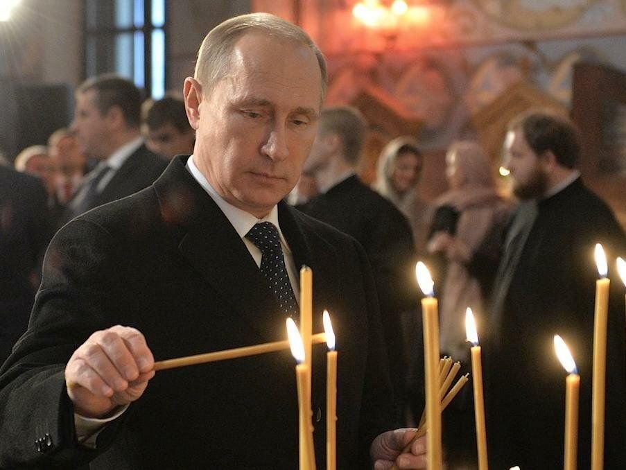 Путин и медведев со свечками в храме
