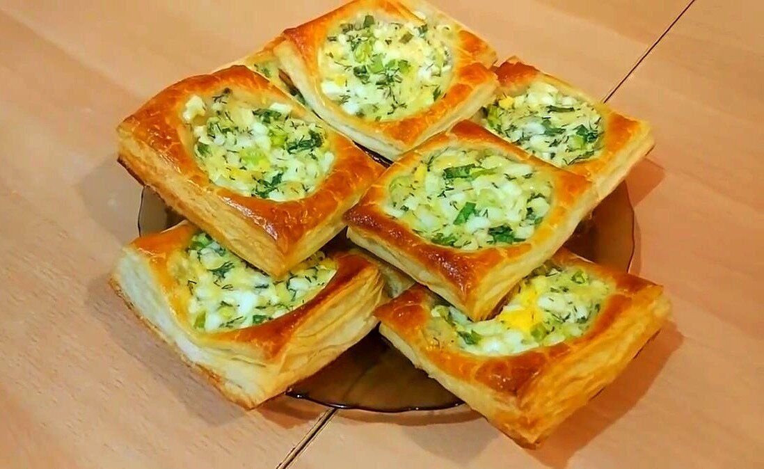 Слойки с яйцом и зеленым