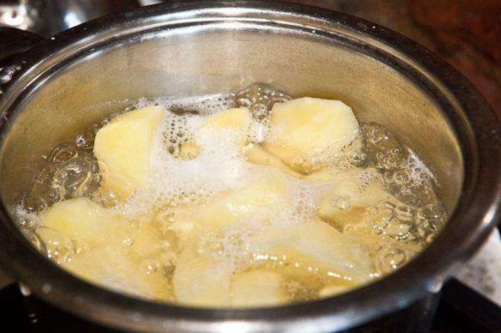 Картошку залило водой. Картофель в кастрюле. Отварить картофель. Вареная картошка в кастрюле. Картофель в кипящей воде.