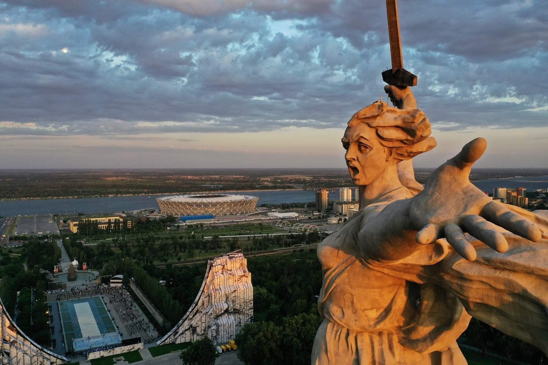 фото родина мать зовет статуя