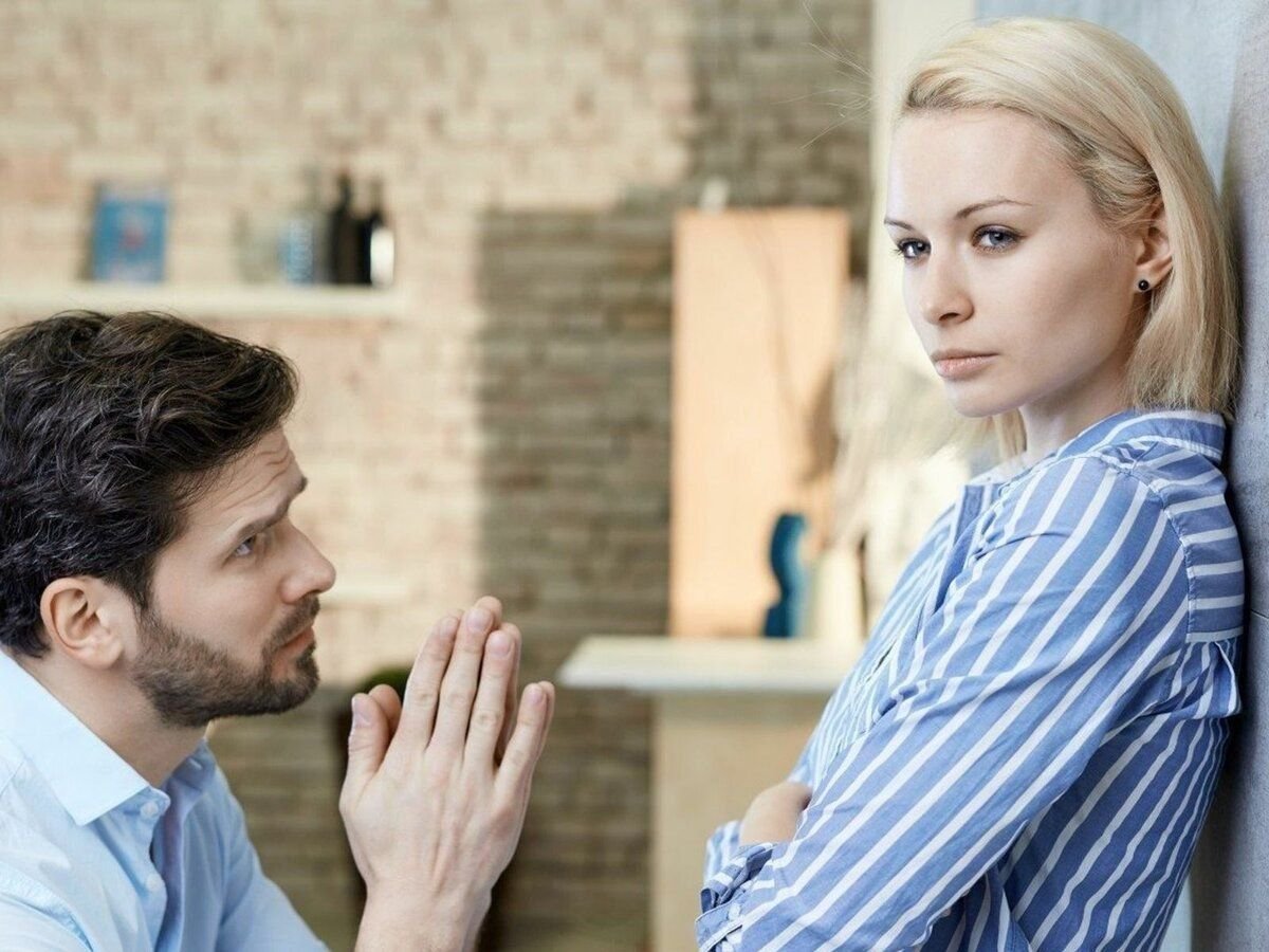 часто извиняешься. извиняться цитаты. если человек не оправдывается что это значит. парень прросит прошения у днвушк. если человек оправдывается значит.