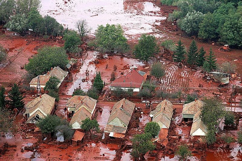 Красный дождь. Красный дождь в 2001 году в Индии. Красный дождь в штате Керала. Кровавый дождь природное явление.