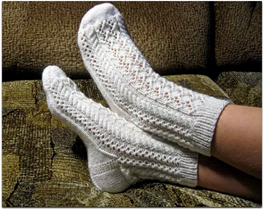 Носки спицами новые модели. Вязаные носки. Ажурные носки. Необычные вязаные носки. Шикарные вязаные носки.